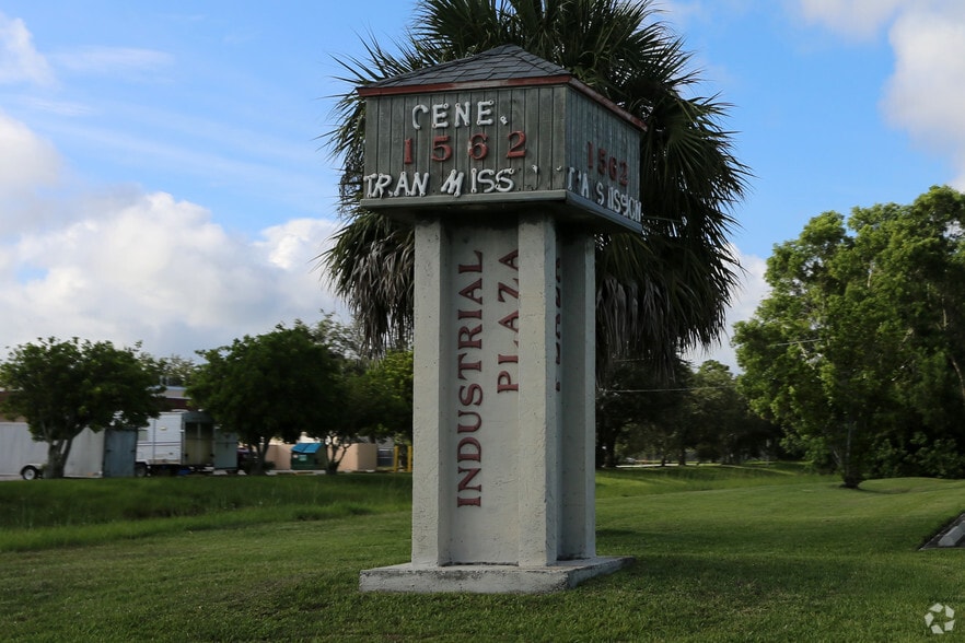 1532 SE Village Green Dr, Port Saint Lucie, FL for lease - Building Photo - Image 2 of 6