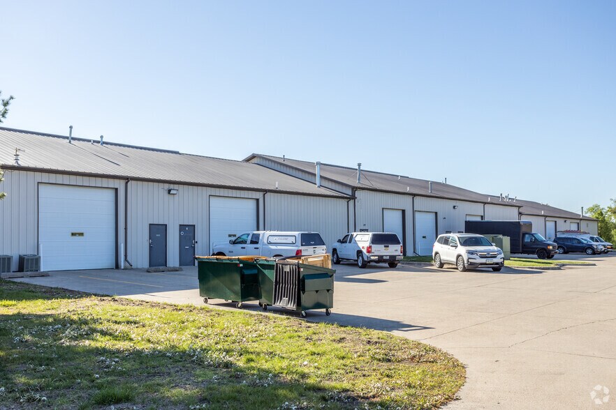 6864 NE 14th St, Ankeny, IA à louer - Photo du bâtiment - Image 3 de 4