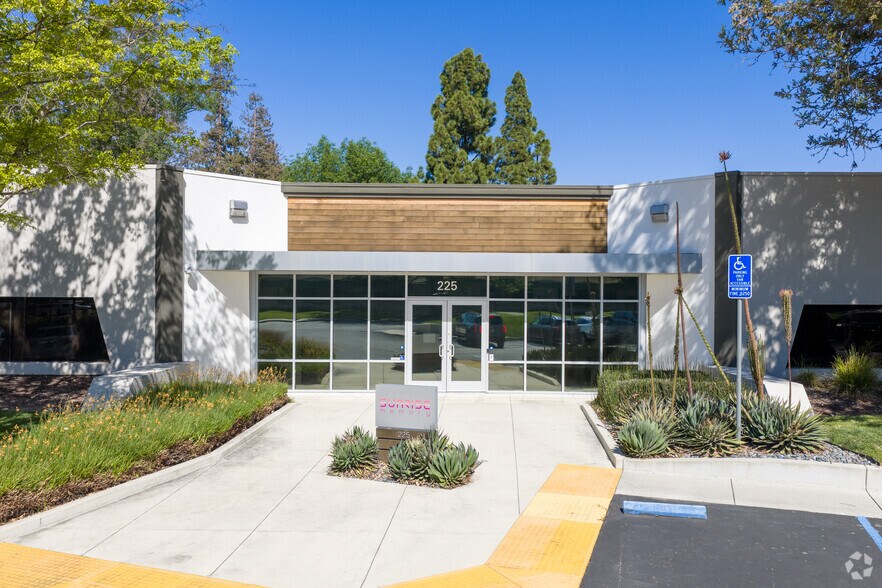 2360-2370 Bering Dr, San Jose, CA à louer - Photo du bâtiment - Image 2 de 11