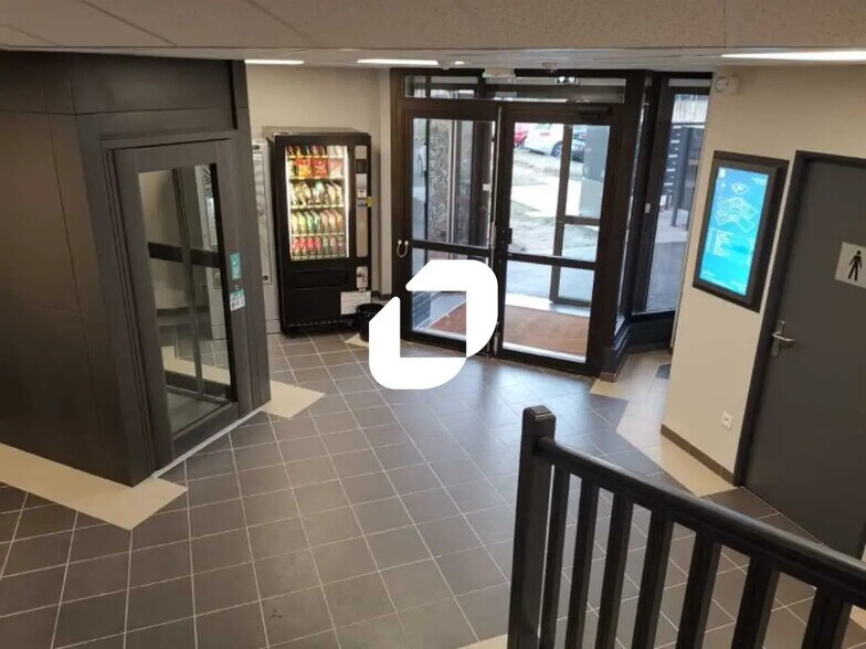 Bureau dans SAINT-OUEN-L'AUMONE à louer - Hall d’entrée - Image 2 de 7