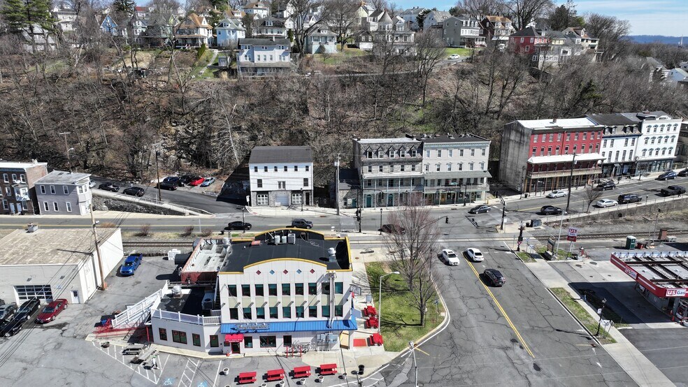 11 & 17 Union Square portefeuille de 2 propriétés à vendre sur LoopNet.ca - Photo du bâtiment - Image 3 de 30