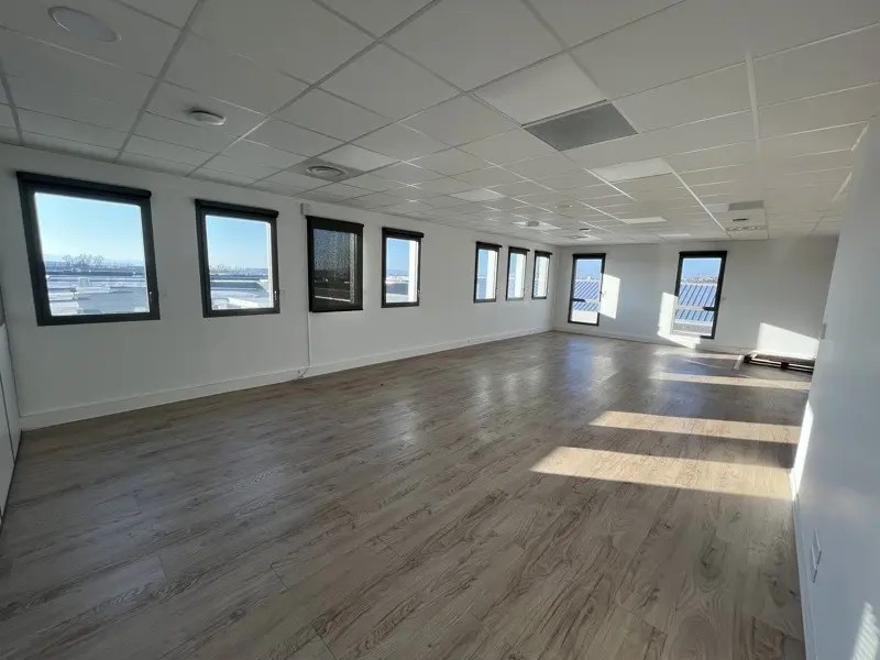 Office in Chassieu for sale Building Photo- Image 1 of 5