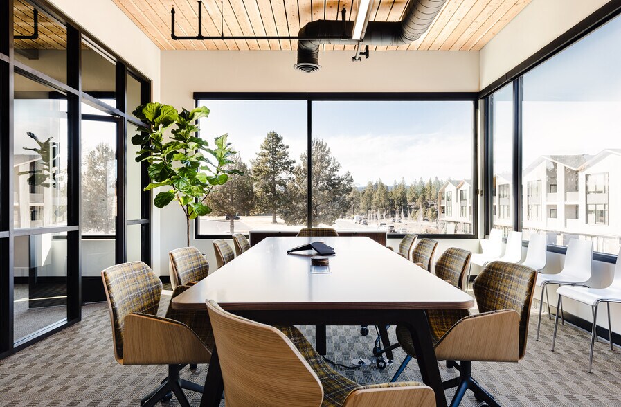 2900 NW Clearwater Dr, Bend, OR à louer - Photo du bâtiment - Image 3 de 19