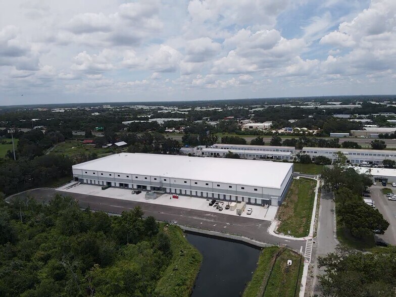 6111 Johns Rd, Tampa, FL à louer - Photo du bâtiment - Image 2 de 11