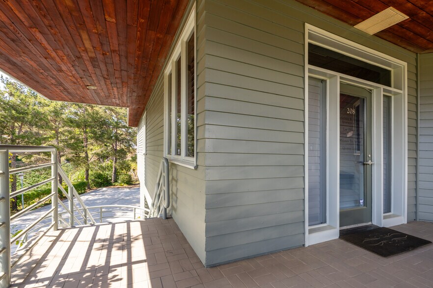 5190 Governor Dr, San Diego, CA à louer - Photo du bâtiment - Image 3 de 8