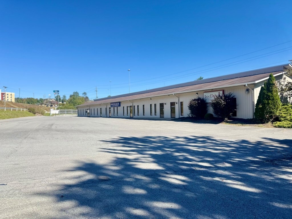 311-325 Harper Park Dr, Beckley, WV for lease Primary Photo- Image 1 of 7