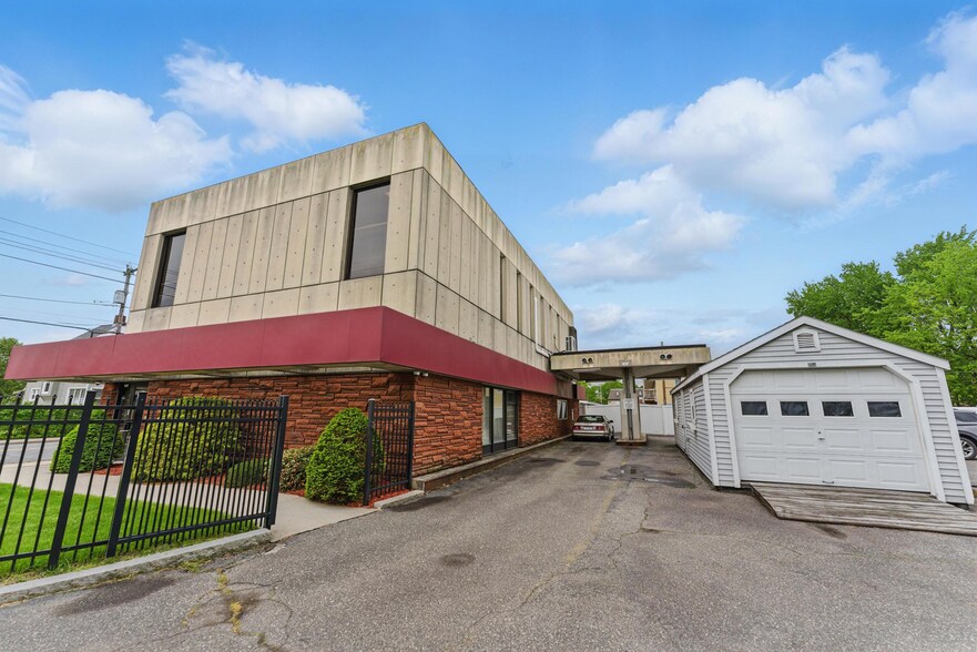 119 Winsor St, Ludlow, MA à vendre - Photo du bâtiment - Image 2 de 28