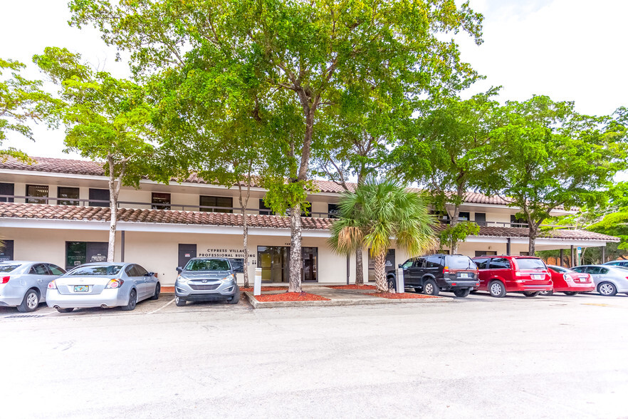 Office in Miami Lakes, FL for sale - Building Photo - Image 1 of 1