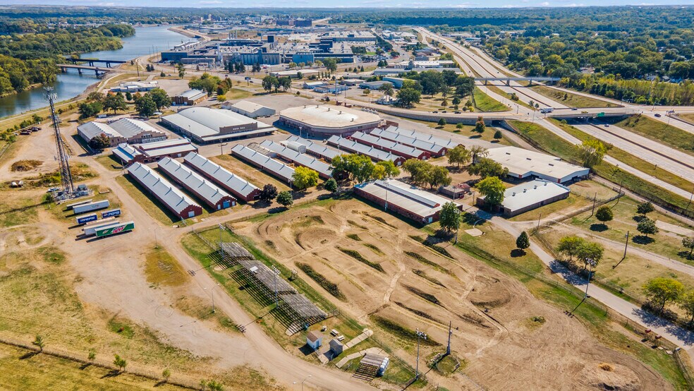 204 Ansborough Ave, Waterloo, IA for sale - Building Photo - Image 3 of 4