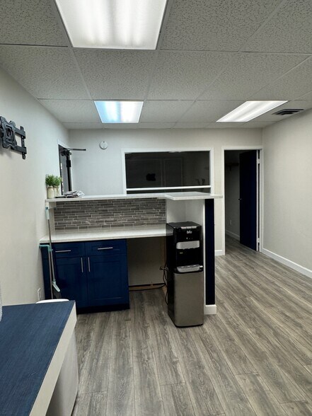 499 Jericho Tpke, Mineola, NY for lease - Building Photo - Image 3 of 14