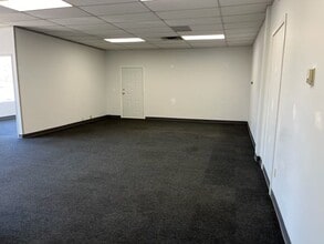 9617-9621 63rd Ave NW, Edmonton, AB à louer Photo intérieure- Image 1 de 5