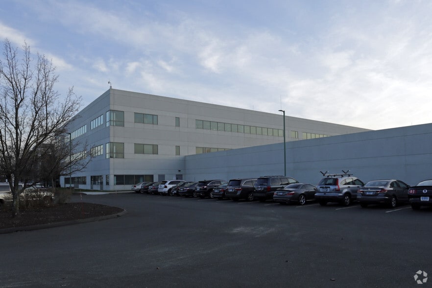 27 Waterview Dr, Shelton, CT à louer - Photo du bâtiment - Image 2 de 4