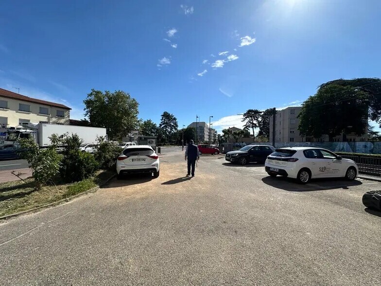 Retail in Décines-Charpieu for lease - Building Photo - Image 3 of 10