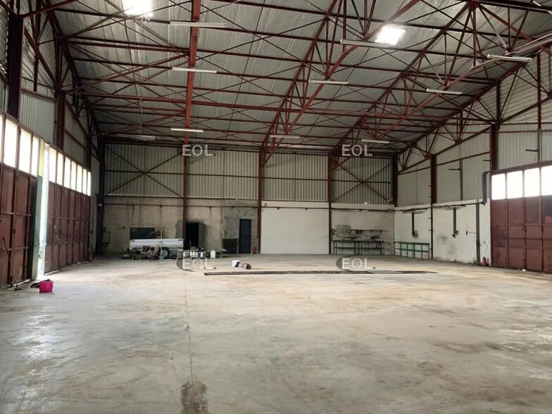 Flex in Vitrolles for lease - Interior Photo - Image 2 of 4