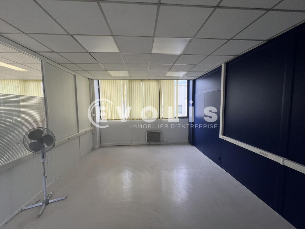 Office in Joinville-le-Pont for lease Interior Photo- Image 1 of 11