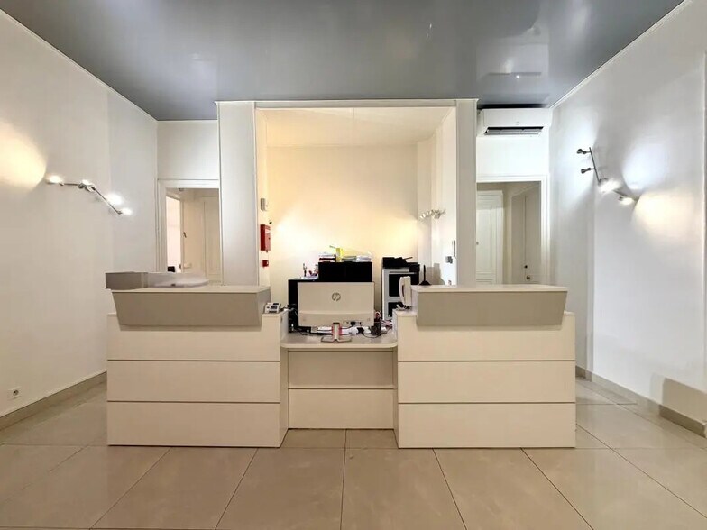 Office in Marseille for lease - Interior Photo - Image 1 of 7