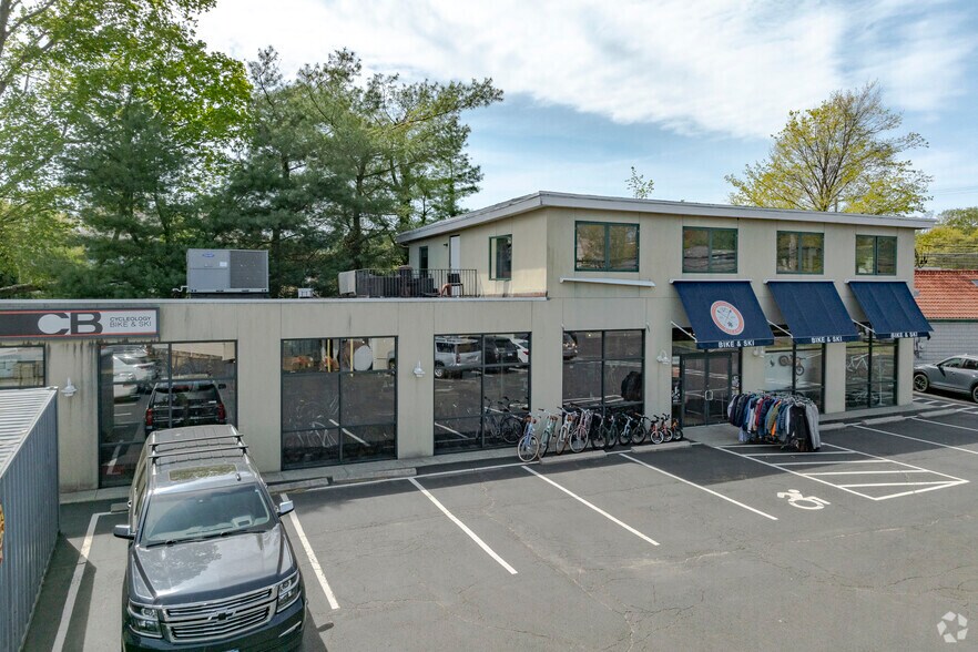 1554 Post Rd E, Westport, CT à vendre - Photo du bâtiment - Image 2 de 5