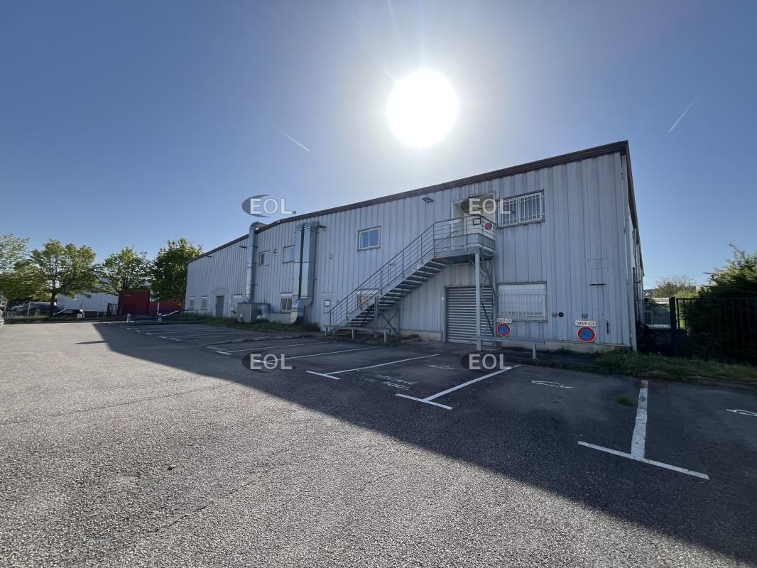 Industrial in Aubergenville for lease Building Photo- Image 1 of 7
