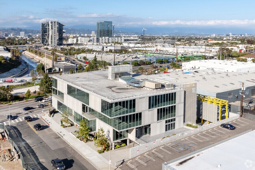 5950 W Jefferson Blvd, Los Angeles, CA à louer - Aérien - Image 2 de 16