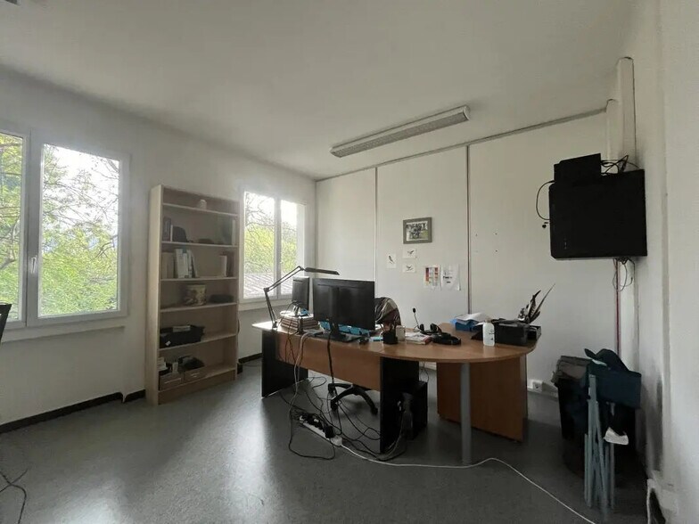 Office in Aubagne for lease - Interior Photo - Image 1 of 6