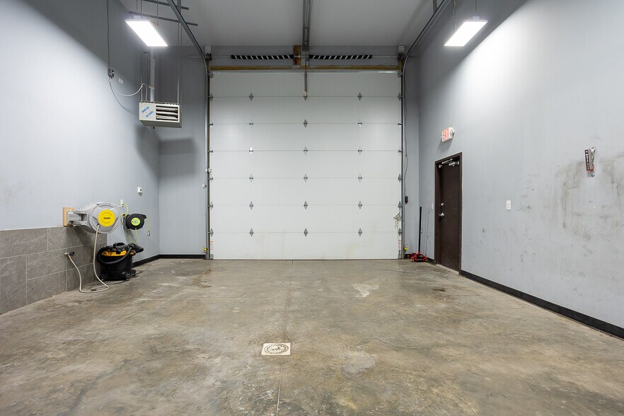 453 N Jackson St, Frankfort, IN à vendre - Photo du bâtiment - Image 2 de 16
