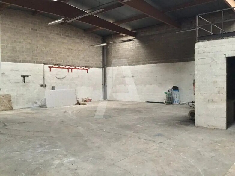 Flex in Émerainville for lease - Interior Photo - Image 1 of 5