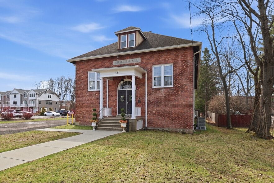 43 Naubuc Ave, Glastonbury, CT for sale - Building Photo - Image 3 of 58