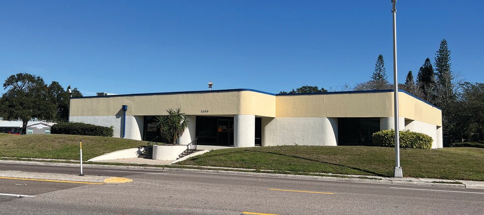 3300 Tamiami Trl, Sarasota, FL à louer - Photo du bâtiment - Image 1 de 3