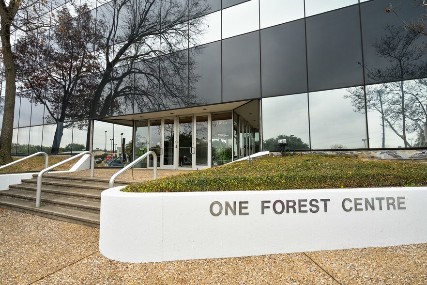11615 Forest Central Dr, Dallas, TX à louer - Photo du bâtiment - Image 3 de 11