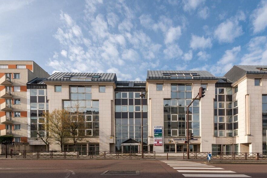 Office in Versailles for lease - Building Photo - Image 1 of 6
