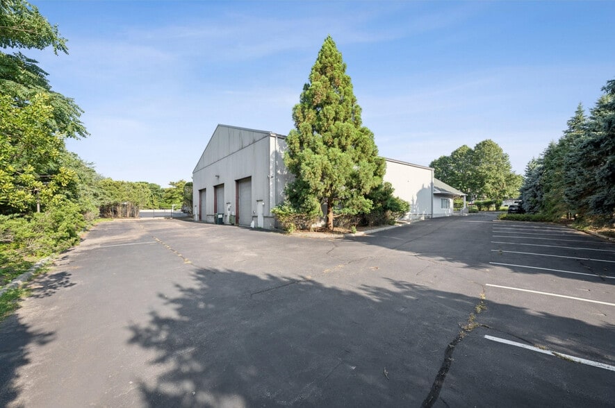 1625 County 39 Rd, Southampton, NY for sale - Building Photo - Image 2 of 9