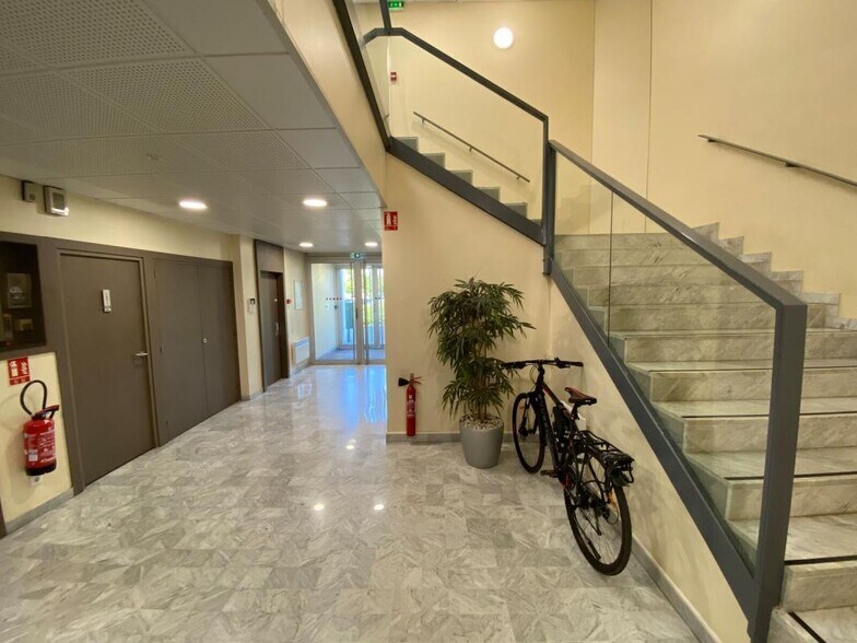 Office in Bron for lease - Interior Photo - Image 3 of 6