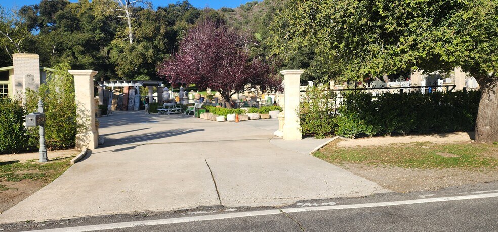 2337 Troutdale Dr, Agoura Hills, CA à vendre - Photo du bâtiment - Image 2 de 4