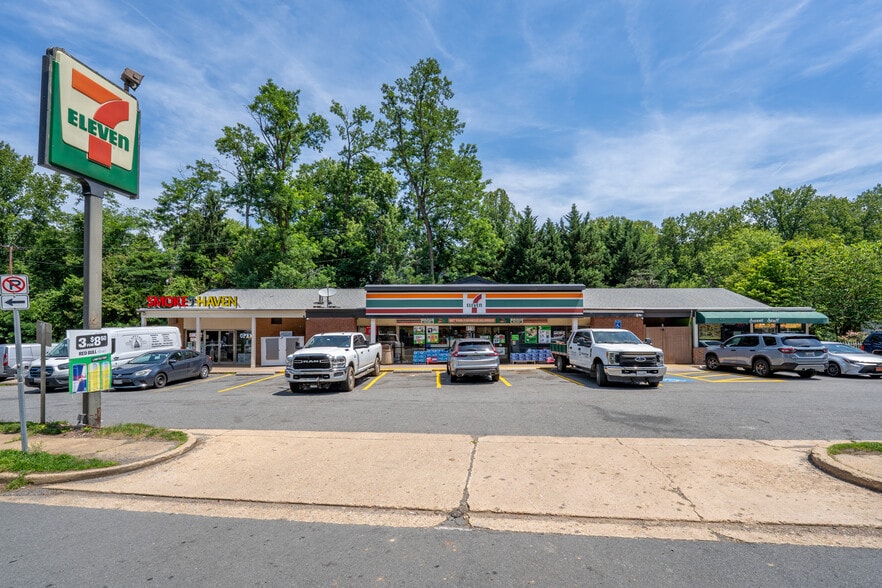 8108-8112 Old Dominion Dr, McLean, VA à vendre - Photo du bâtiment - Image 2 de 6