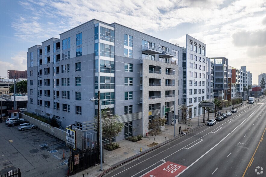 1360 S Figueroa St, Los Angeles, CA à louer - Photo du bâtiment - Image 2 de 35
