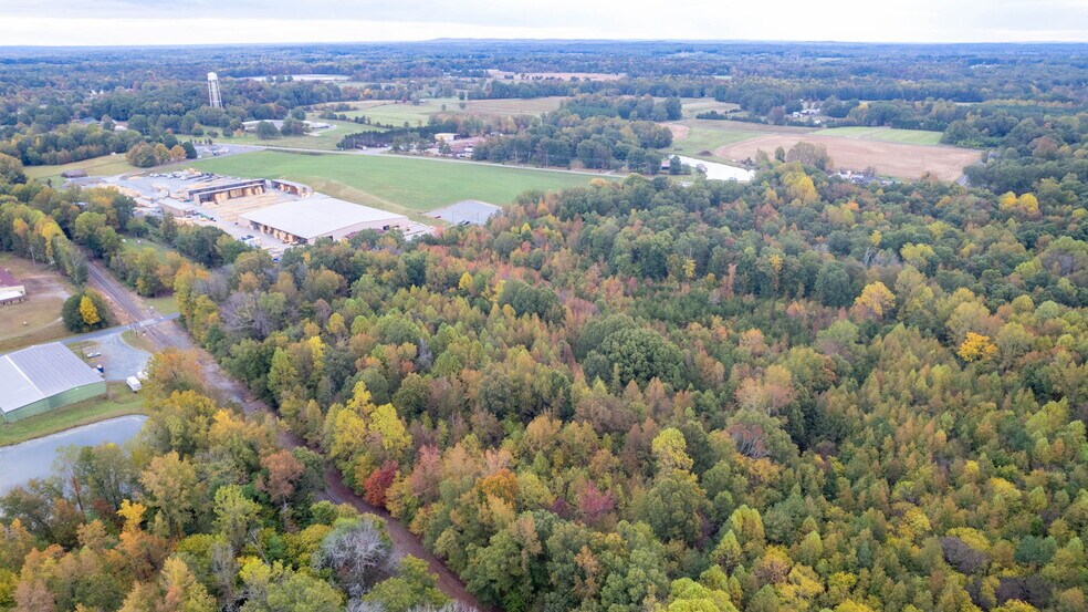 6988 Kinro Rd, Liberty, NC à vendre - Photo du bâtiment - Image 3 de 9