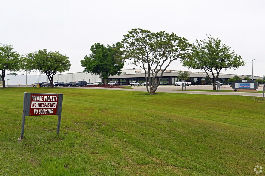 1103 Carlos G Parker Blvd, Taylor, TX à louer - Photo du bâtiment - Image 2 de 6