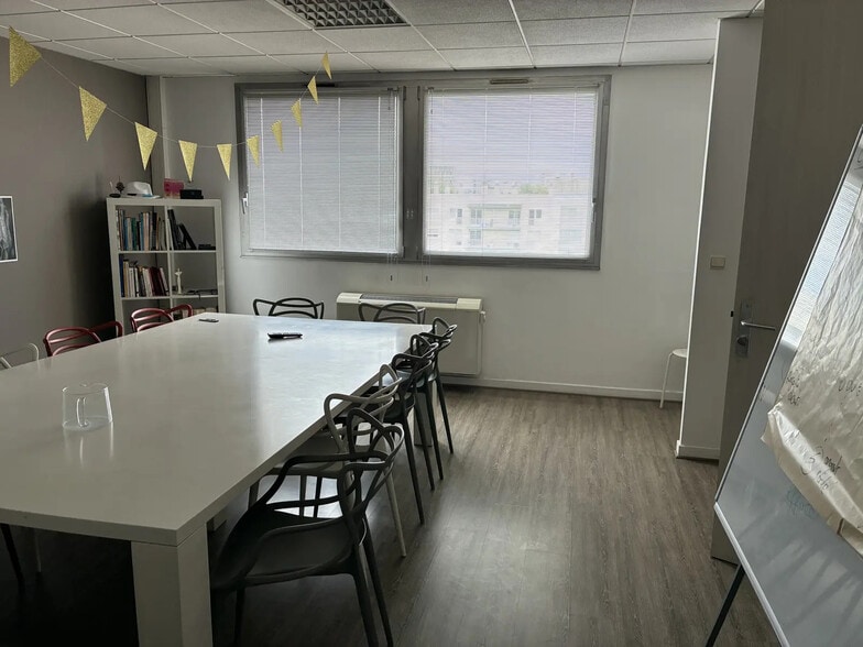 Office in Lyon for lease - Interior Photo - Image 3 of 9