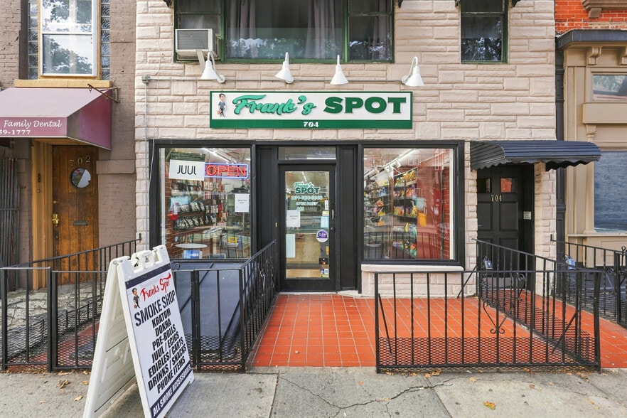 704 Washington St, Hoboken, NJ à vendre - Photo du bâtiment - Image 3 de 32