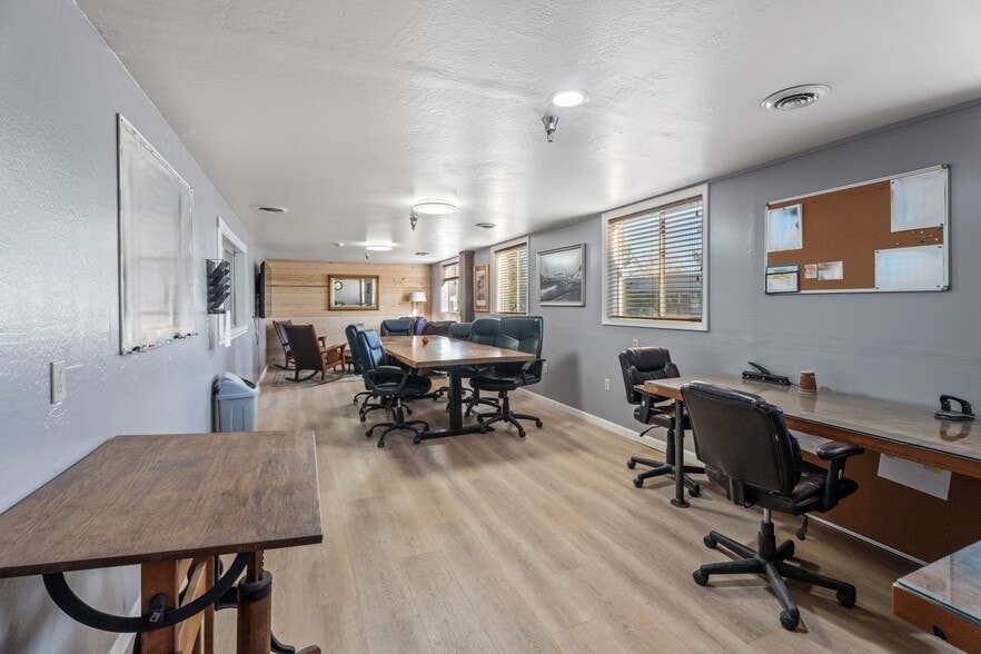 902 Waugh Ln, Ukiah, CA for sale - Interior Photo - Image 3 of 19