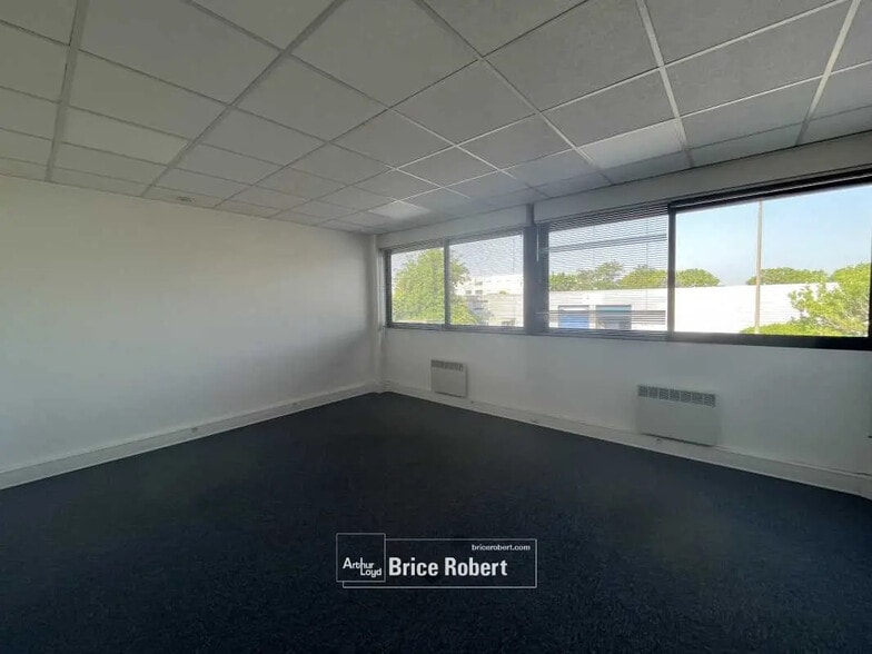 Office in Vaulx-en-Velin for lease - Building Photo - Image 3 of 15