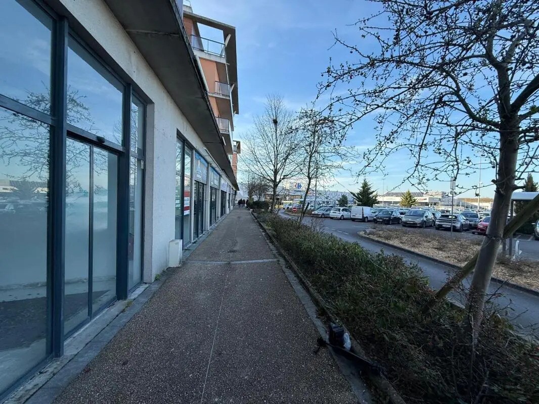 Retail in Quincy-sous-Sénart for lease Primary Photo- Image 1 of 11