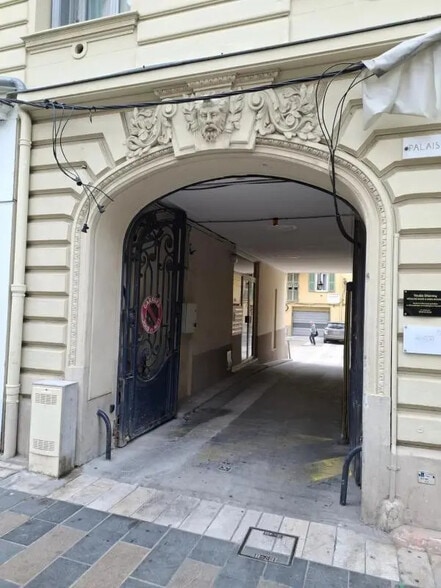 Industrial in Nice for sale - Lobby - Image 1 of 3