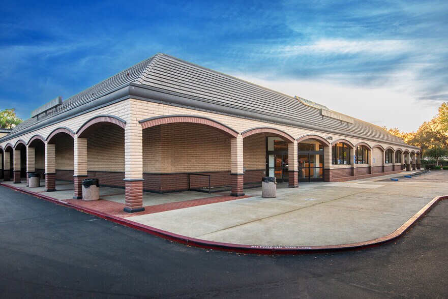 8700-8760 La Riviera Dr, Sacramento, CA à louer - Photo du bâtiment - Image 2 de 22