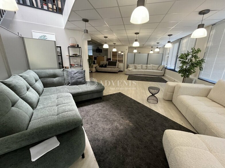 Flex in Croissy Beaubourg for lease - Interior Photo - Image 2 of 7