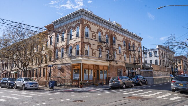 Plus de détails pour 817 Onderdonk Ave, Ridgewood, NY - Commerce de détail à louer