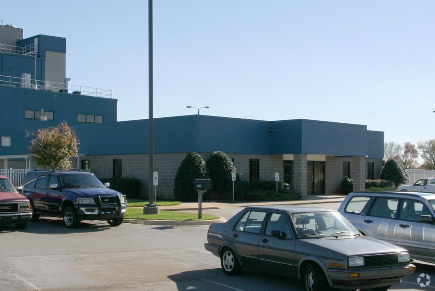 Three building industrial park portfolio of 3 properties for sale on LoopNet.ca - Building Photo - Image 3 of 3