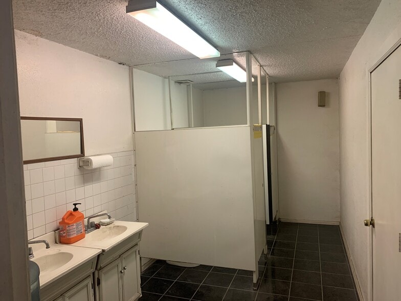 2403 Community Dr, Dallas, TX for sale - Interior Photo - Image 3 of 12