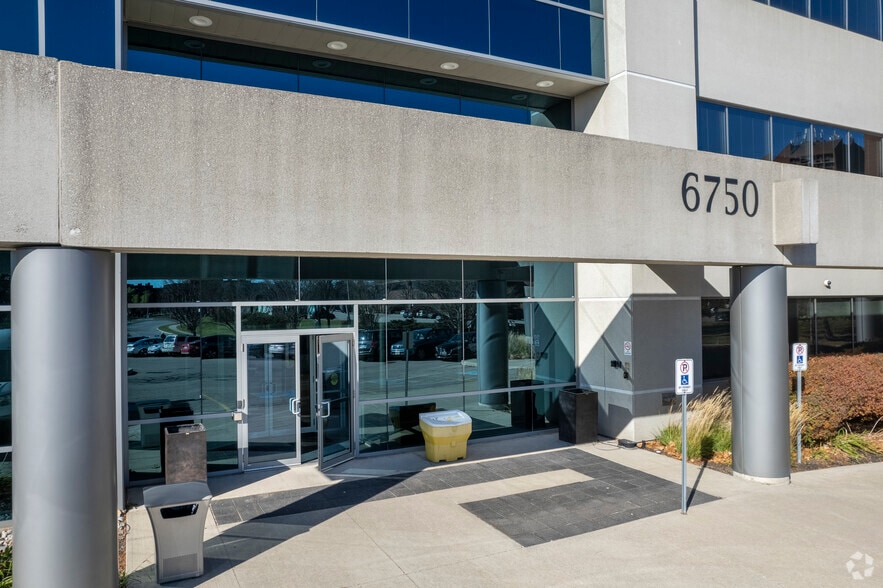 6750 Century Av, Mississauga, ON à louer - Photo du bâtiment - Image 3 de 11