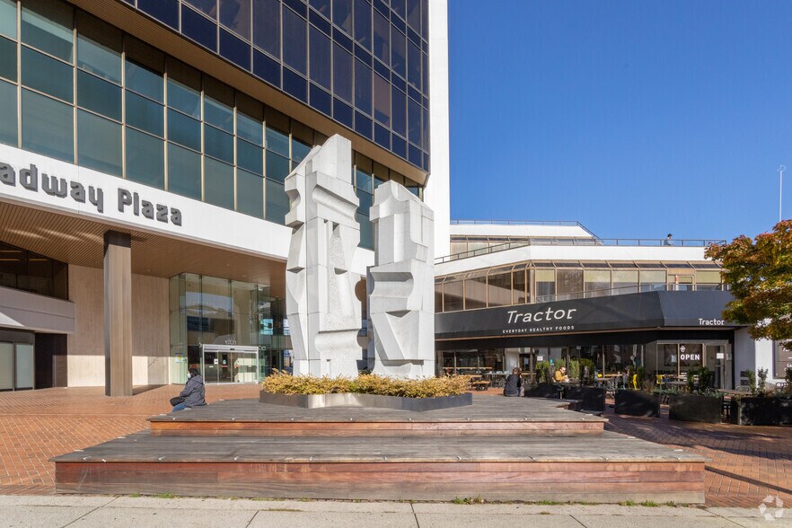 601 W Broadway, Vancouver, BC à louer - Photo du bâtiment - Image 3 de 7